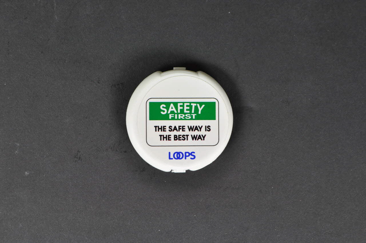 Loops Etui de préservatif et gel "Safety First. The safe way is the best way" France 2000 2003.125.734 Photo Mucem