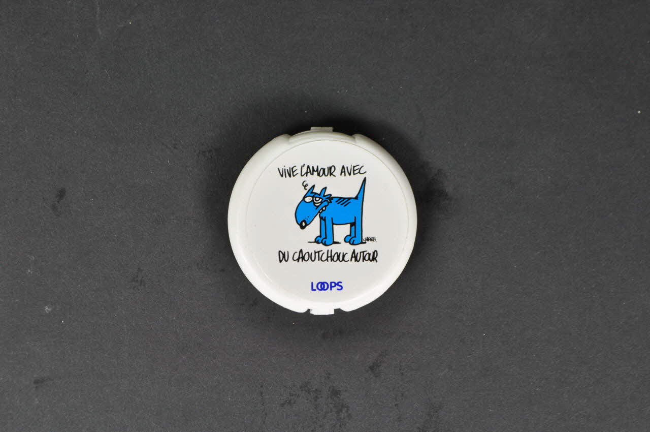 Loops Etui de préservatif et gel "Vive l'amour avec du caoutchouc autour" France 2000 2003.125.735 Photo Mucem