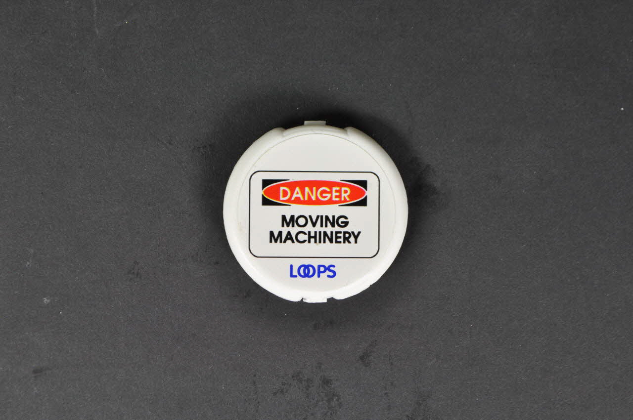 Loops Etui de préservatif et gel "Danger. Moving machinery" France 2000 2003.125.736 Photo Mucem