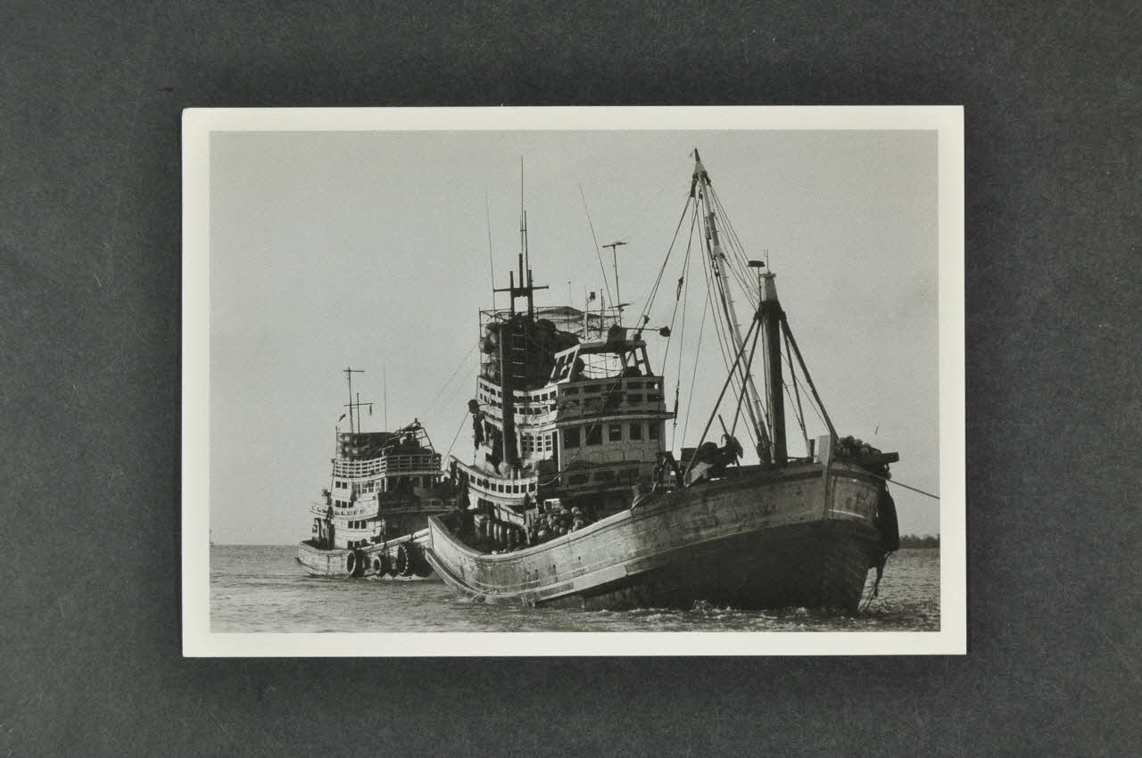 Raks Thai Foundation, Rockfeller Foundation carte postale "The vulnerability of migrant fishermen and related populations in Thailand" (1) (La vulnérabilité des pêcheurs migrants et des populations associées en Thailande) International 2004 2004.207.88 Photo Mucem