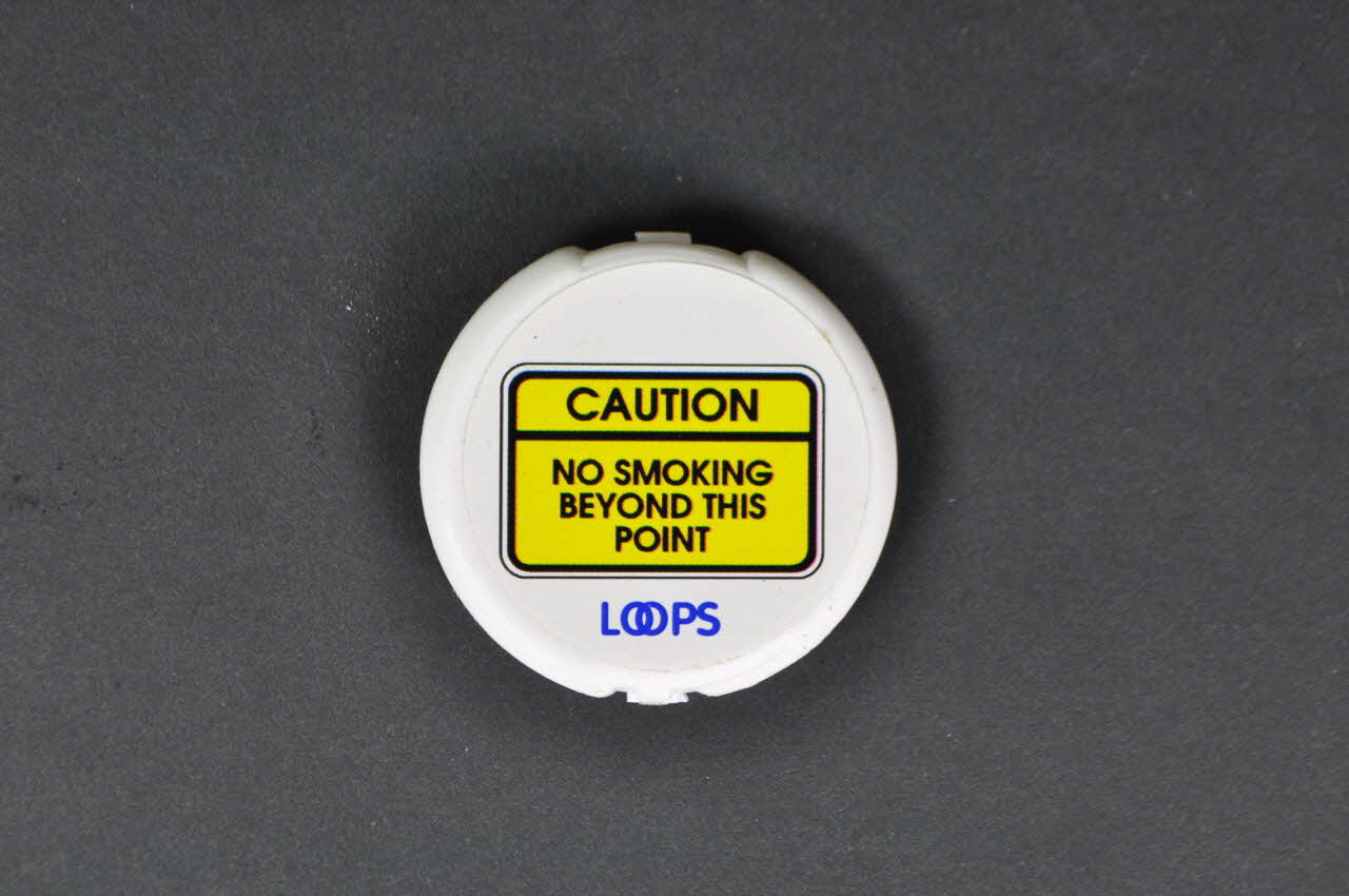 Loops Etui de préservatif et gel "Caution. No smoking beyond this point" France 2000 2003.125.738 Photo Mucem