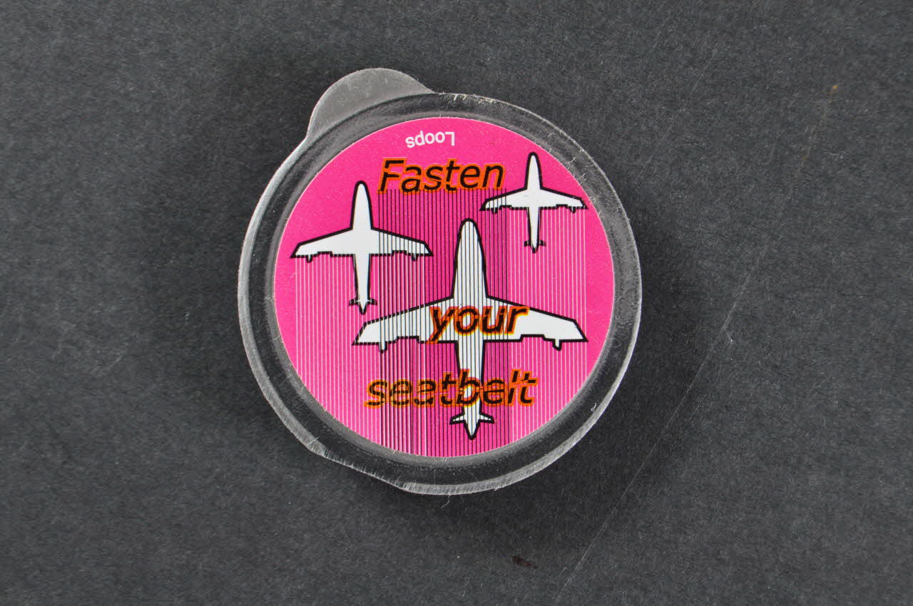 Loops Préservatif Etui de préservatif  et gel "Fasten your seatbelt" (3 avions) France 2007 2003.125.739 Photo Mucem