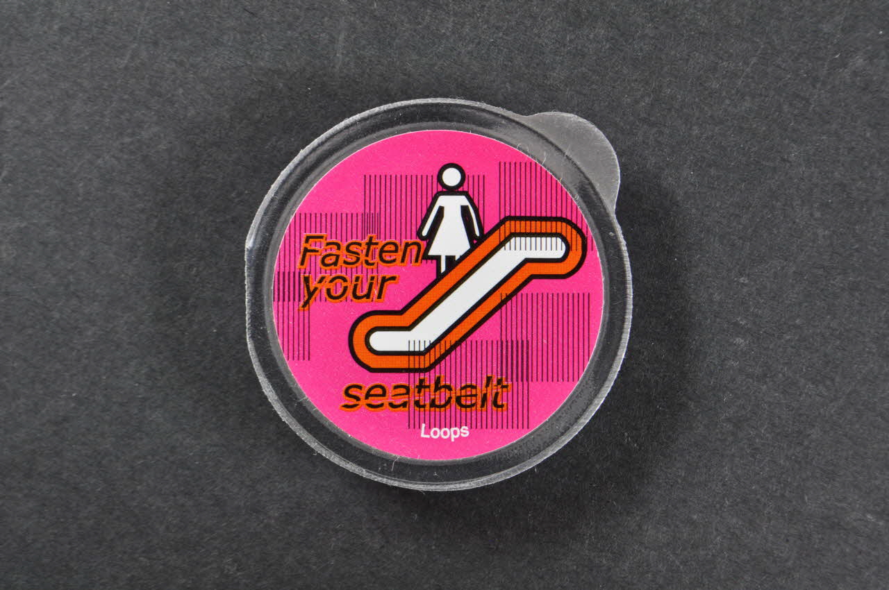 Loops Préservatif Etui de préservatif  et gel "Fasten your seatbelt" (escalier roulant) France 2007 2003.125.743 Photo Mucem