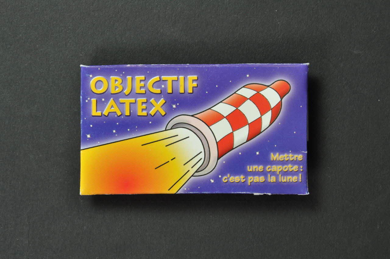 Emballage de préservatif "Objectif latex. Mettre une capote : c'est pas la lune." (sans préservatif) 2003.125.78 Photo Mucem