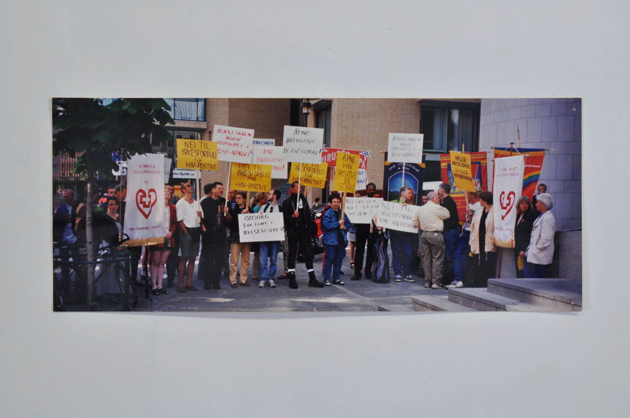 Association Pluss photographie "Demonstration against discrimination", june 97 (Démonstration contre la discrimination, juin 1997) Norvège 1997/6 2004.208.37 Photo Mucem