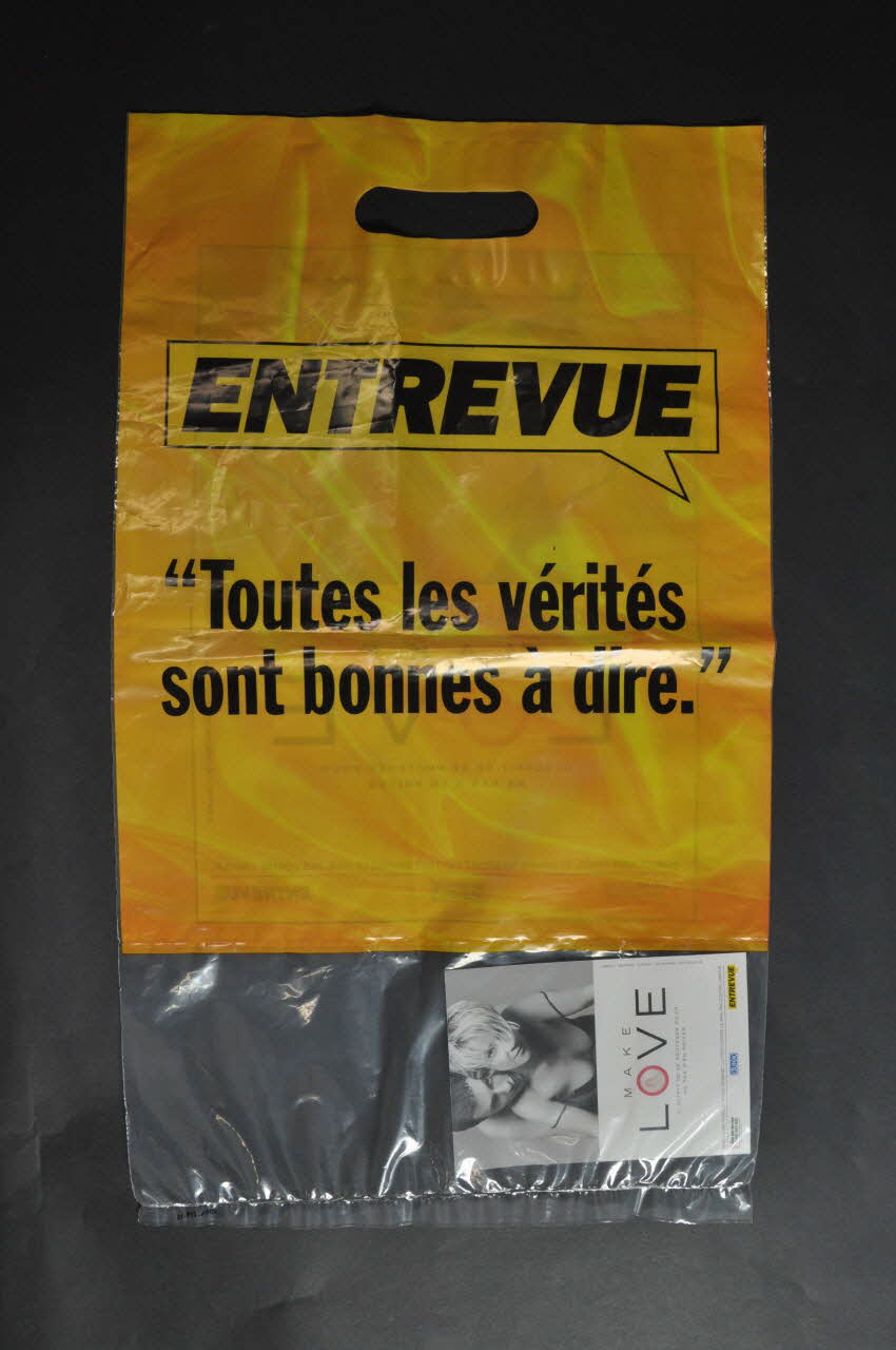 Sida Info Service / Durex / Entrevue sac plastique "Make Love  / Il suffit de se protéger pour ne pas s'en priver" France 2004 2004.209.15 Photo Mucem