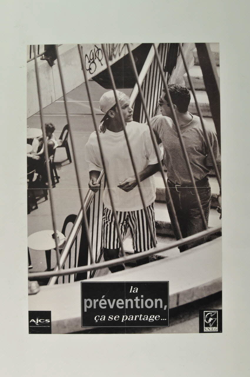 affiche "La prévention, ça se partage" (2 garçons sur un escalier) 2003.125.89 Photo Mucem