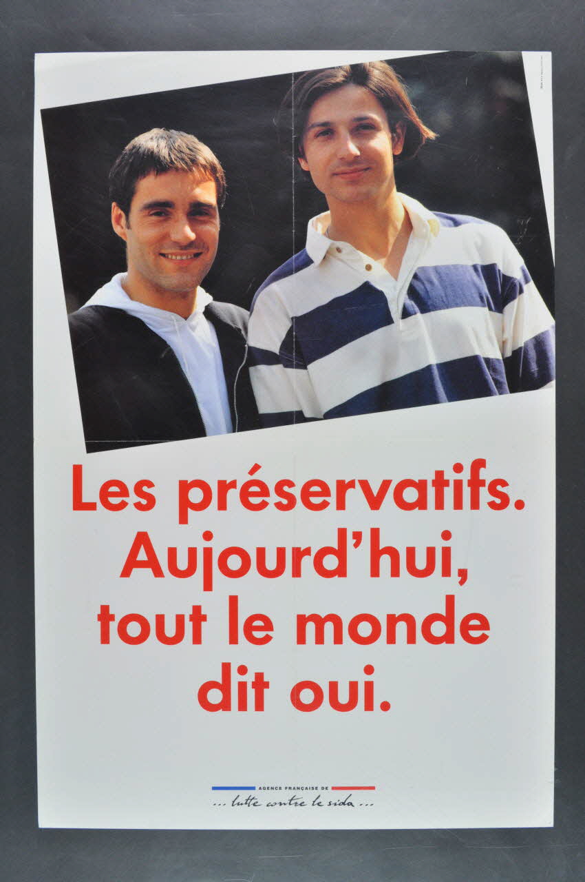 AFLS (Agence Française De Lutte Contre Le Sida) affiche "Les préservatifs. Aujourd'hui tout le monde dit oui" (2 garçons sportifs) France 1992 2003.125.9 Photo Mucem