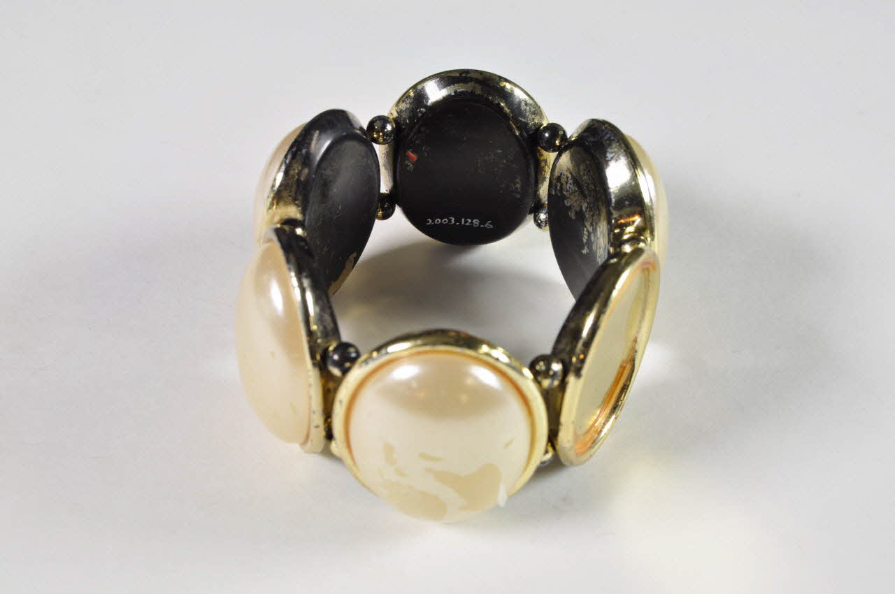 Soeurs de la Perpétuelle Indulgence - Couvent Atlantique Sud bracelet élément de costume de soeur Aquitaine, France 2002 2003.128.6 Photo Mucem