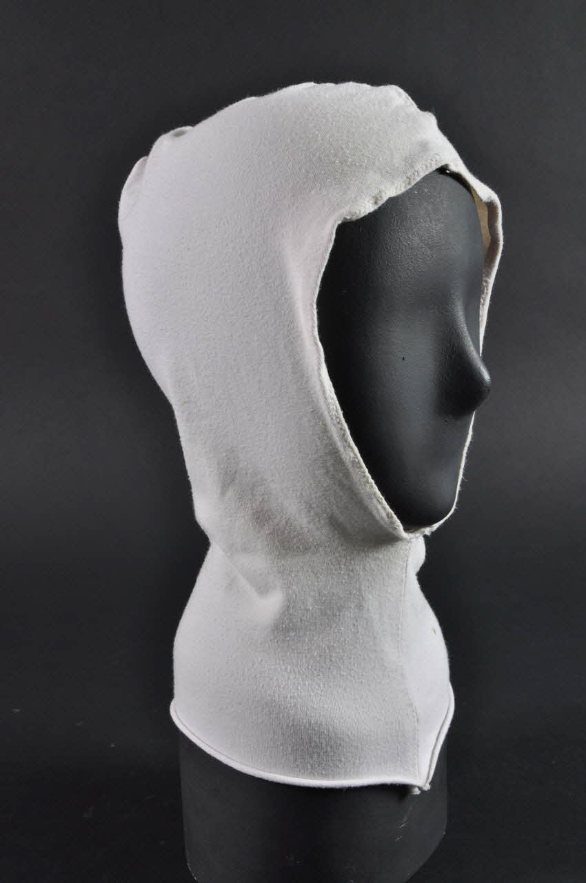 Soeurs de la Perpétuelle Indulgence - Couvent Atlantique Sud cagoule élément de costume de soeur Aquitaine, France 2002 2003.128.9 Photo Mucem