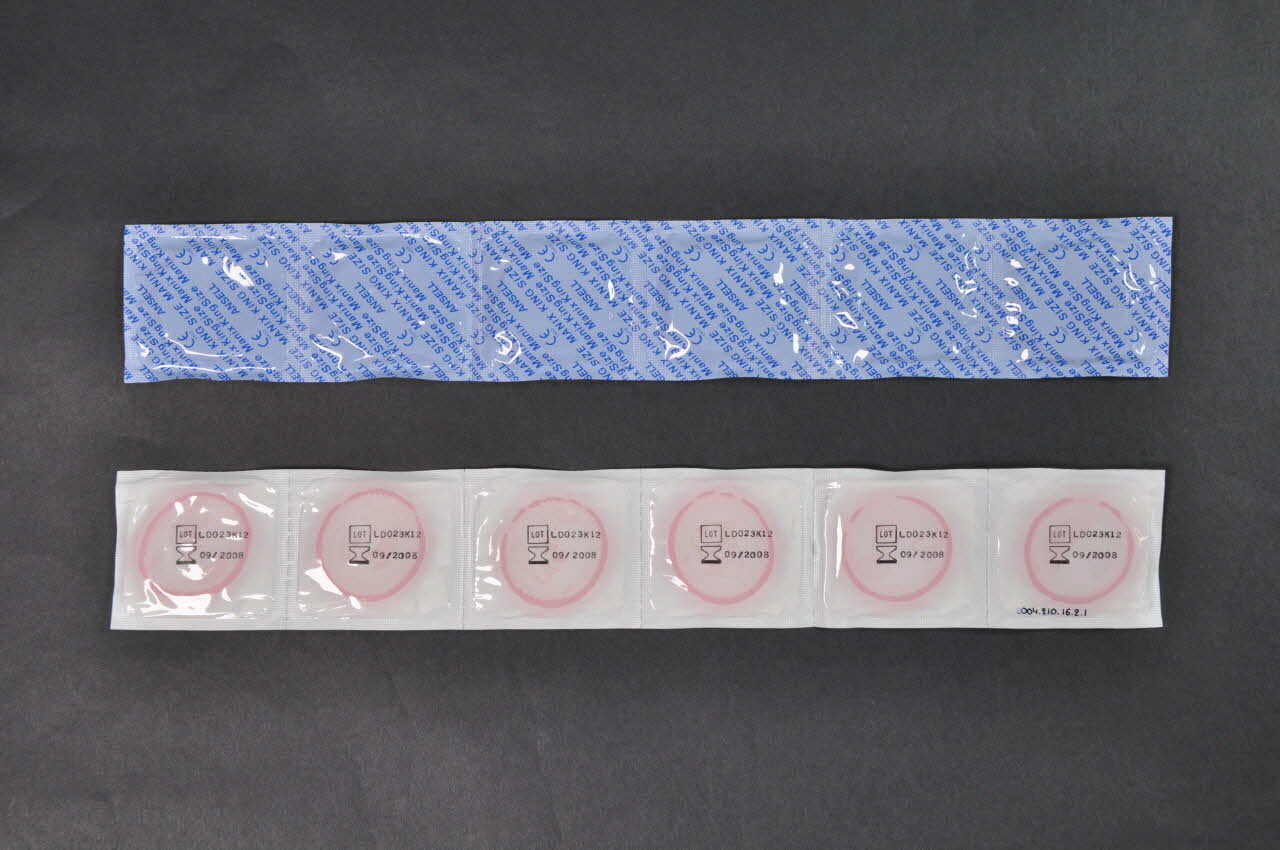 Manix; Etui de préservatif "Manix King Size. "(Boite horizontale) France 2004 2004.210.16.2.1-2 Photo Mucem