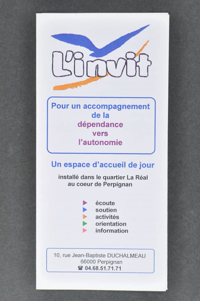 Dépliant Dépliant "L'invit. Pour un accompagnement de la dépendance vers l'autonomie" 2003.129.37 Photo Mucem