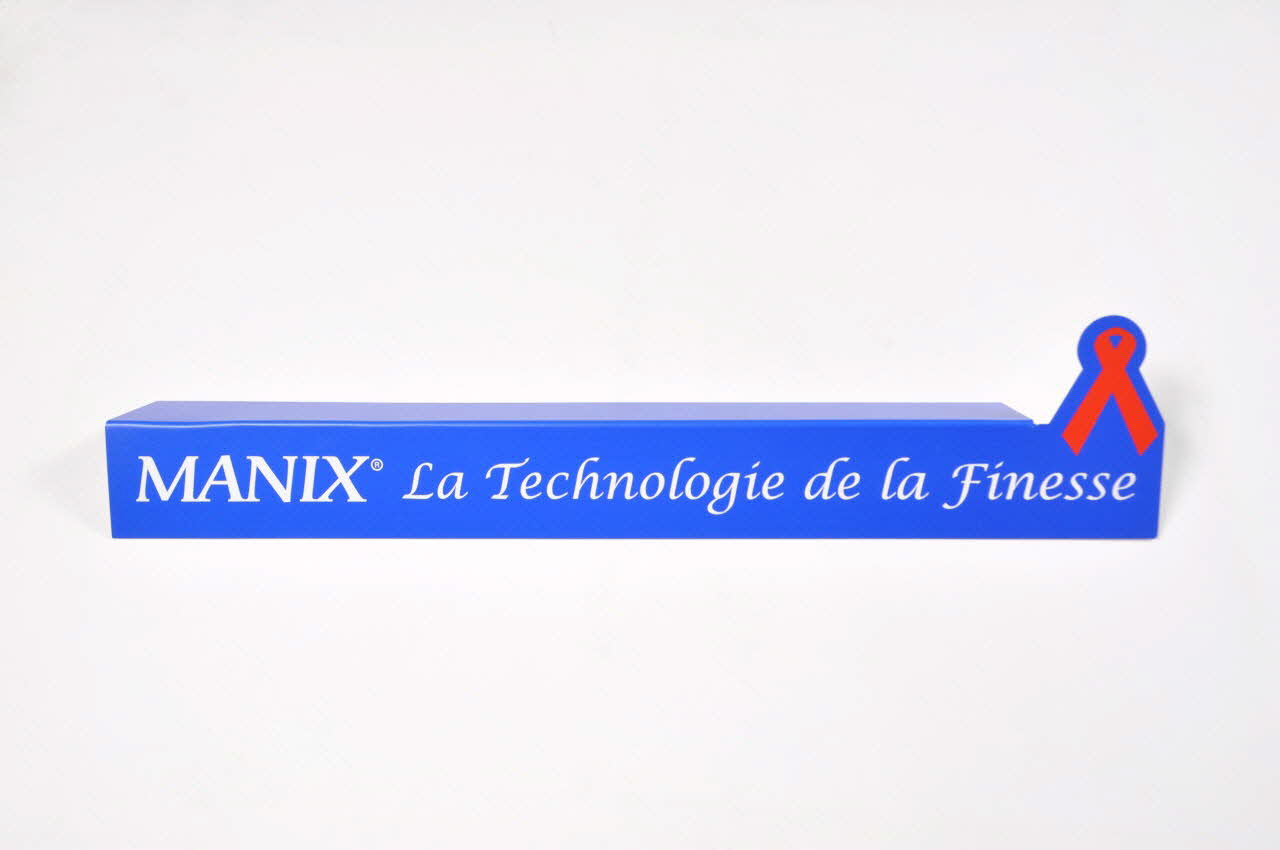 Manix; présentoir "Manix. la technologie de la finesse" avec ruban rouge France 2003 2004.210.8 Photo Mucem