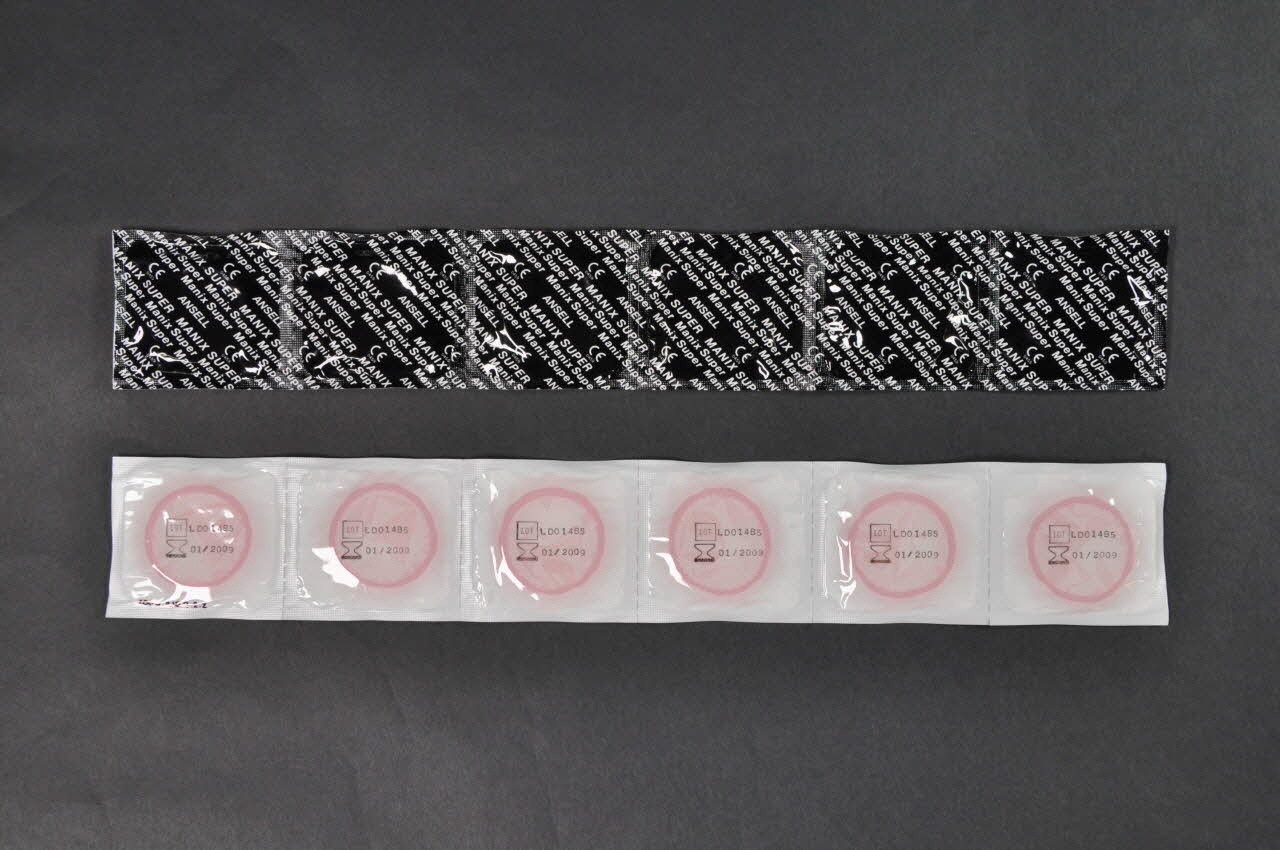 Manix; Etui de préservatif "Manix super pratique" (boite verticale) France 2004 2004.210.9.2.1-2 Photo Mucem