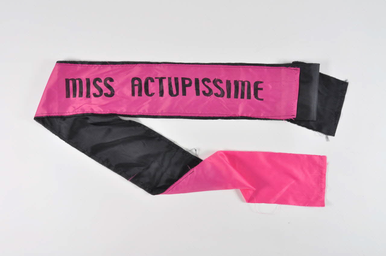 Echarpe "Miss Actupissime" 2004.211.13 Photo Mucem