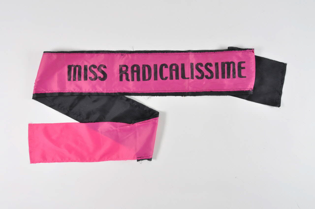 Echarpe "Miss Radicalissime" 2004.211.14 Photo Mucem