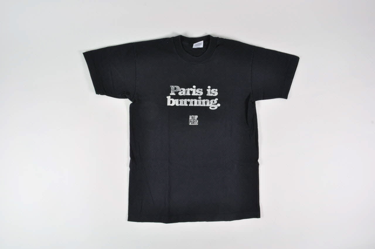 tee-shirt "Paris is burning" (Paris brûle) 2004.211.2 Photo Mucem