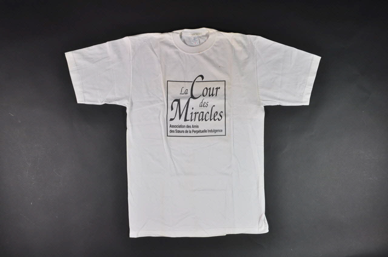 Association Des Amis Des Soeurs De La Perpétuelle T shirt "La cour des miracles / Association des Amis des Soeurs de la perpétuelle Indulgence France 2000 2003.130.2 Photo Mucem