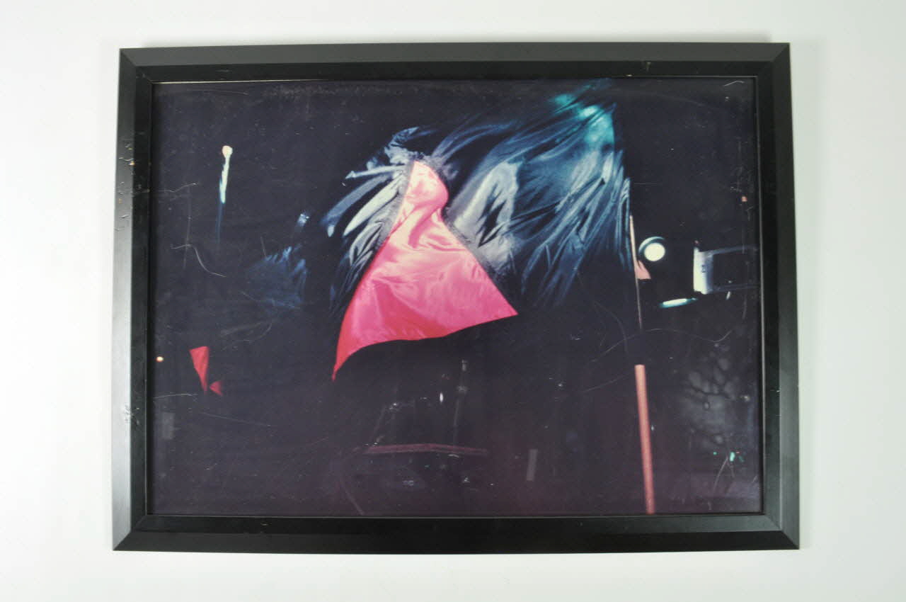 photographie avec cadre "manifestation : drapeau d'Act Up" 2004.211.27 Photo Mucem