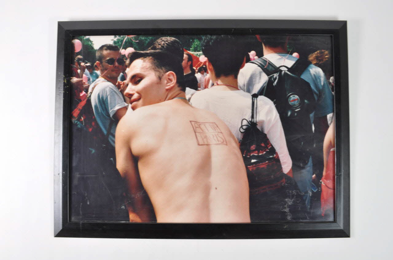 photographie avec cadre manifestation : jeune homme avec tatouage Act Up-Paris sur le dos 2004.211.28 Photo Mucem