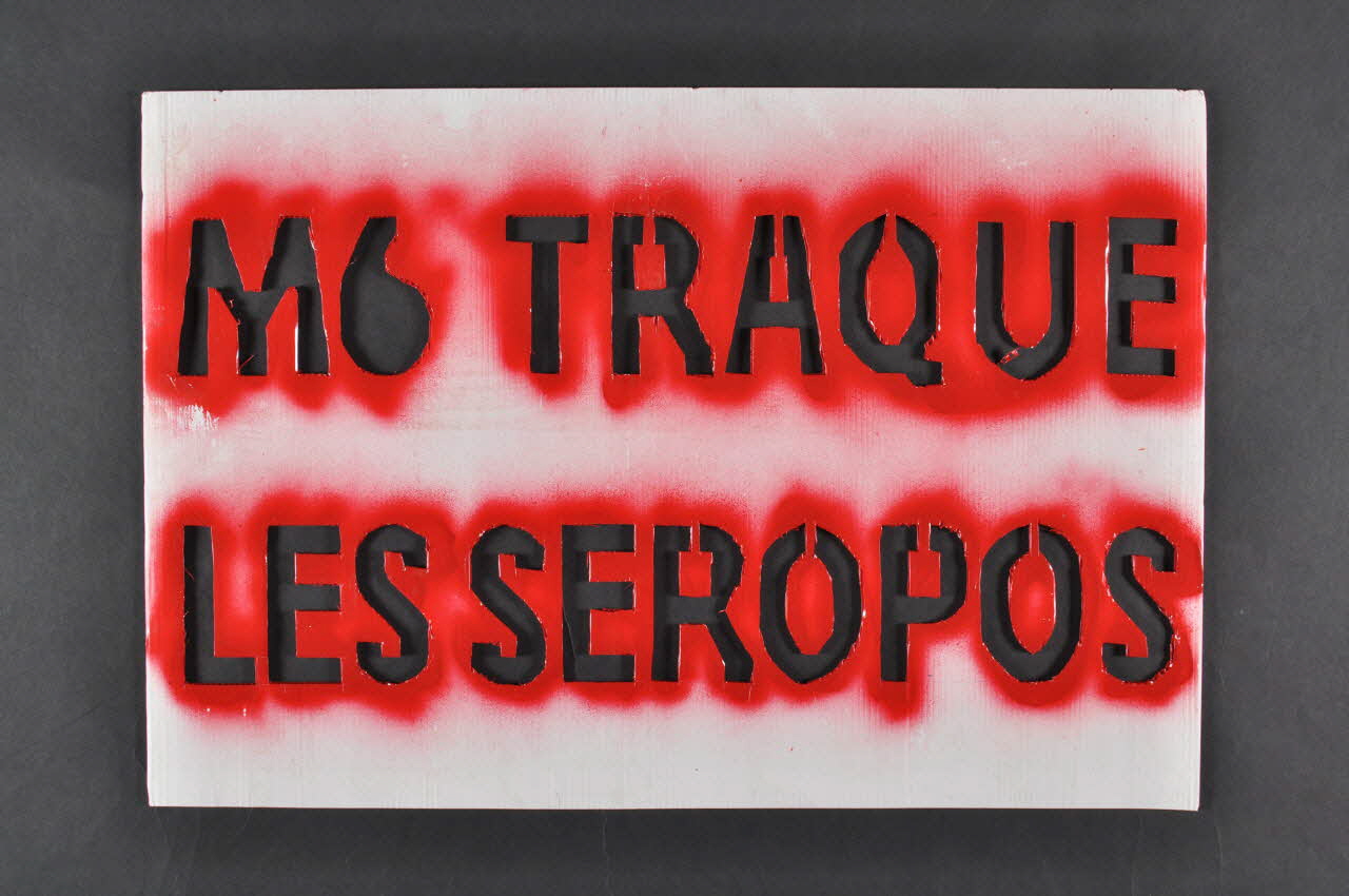 pochoir "M6 traque les séropos" 2004.211.29 Photo Mucem