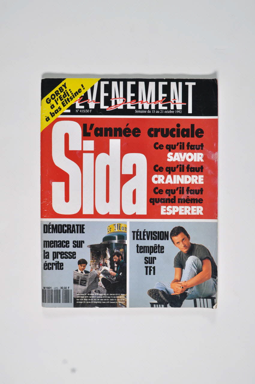 L'evènement revue L'Evenement, 1992, n° 415 : "Sida. L'année cruciale. ce qu'il faut savoir. ce qu'il fau craindre. ce qu'il faut quand même espérer" France 1992/10 2003.130.22 Photo Mucem