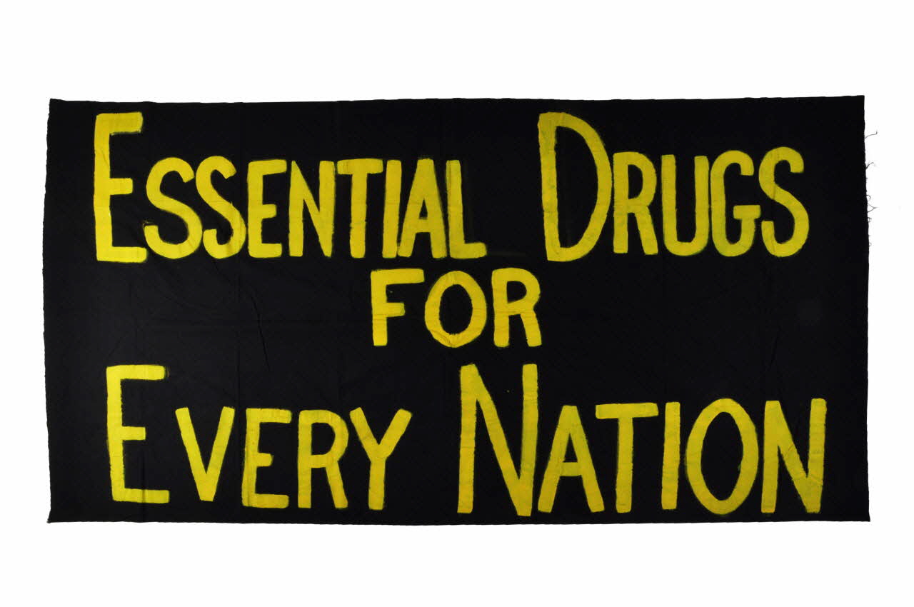 Act Up Et Autres Associations banderole "Essential Drugs for every nation" (Des médicaments essentiels pour chaque nation) France 1999/7 2004.211.33 Photo Mucem