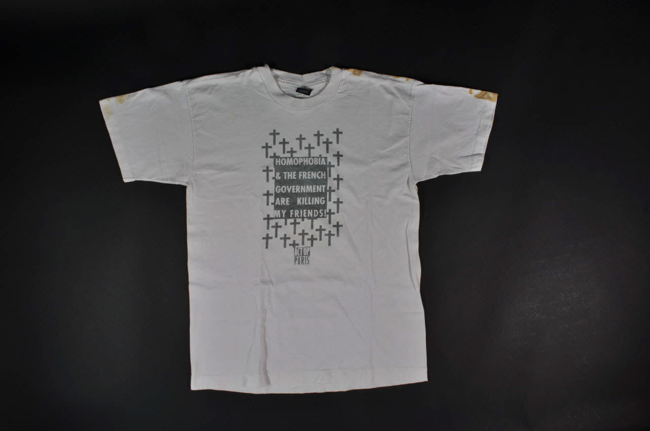 tee-shirt "Homophobia & the french government are killing my friends" (L'homophobie et le gouvernement français tuent mes amis) 2004.211.4 Photo Mucem