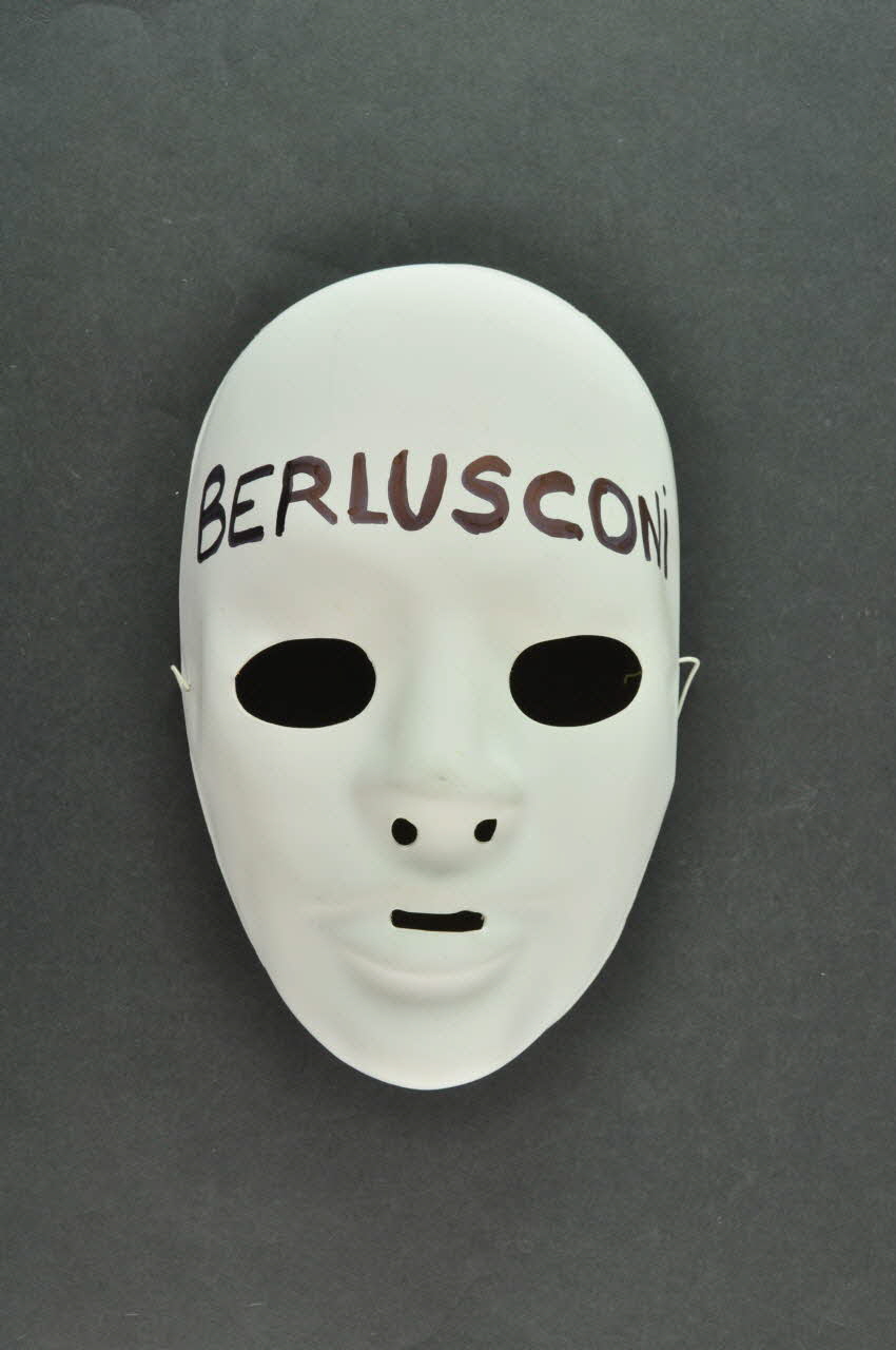 Act Up Paris Et Collectif Associatif masque France 2002 2004.211.40.2 Photo Mucem