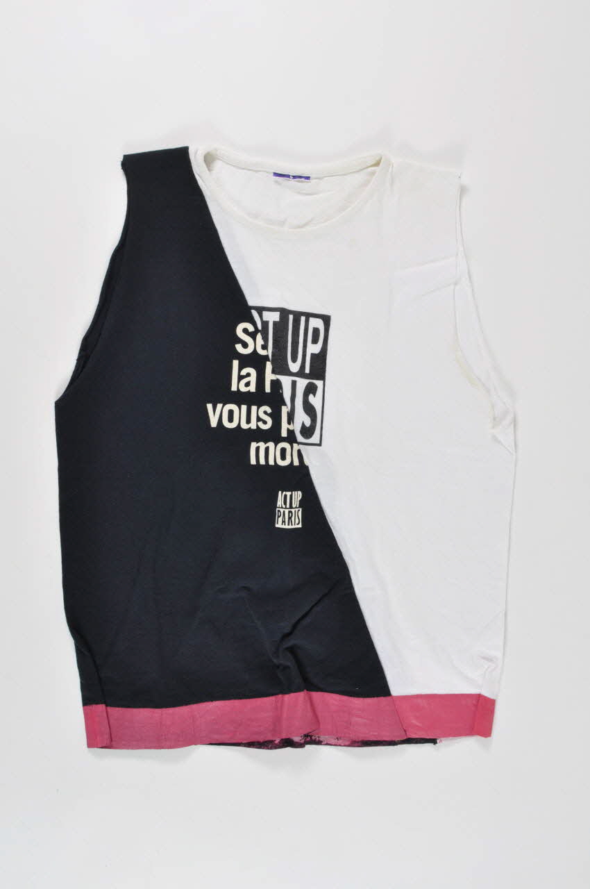 Act Up-Paris tee-shirt haut  : tee shirt composé par moitié en biais  d'un demi slogan "La France vous préfère morts" et par moitié de Act Up Paris. France 2003 2004.211.44.1.1 Photo Mucem