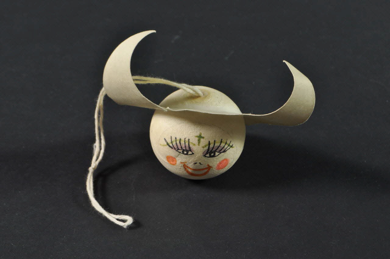 Alain Pierre bibelot-souvenir Bibelot à suspendre représentant une tête de soeur (Garde Cuisse Adrénaline) France 1993 2003.130.31 Photo Mucem