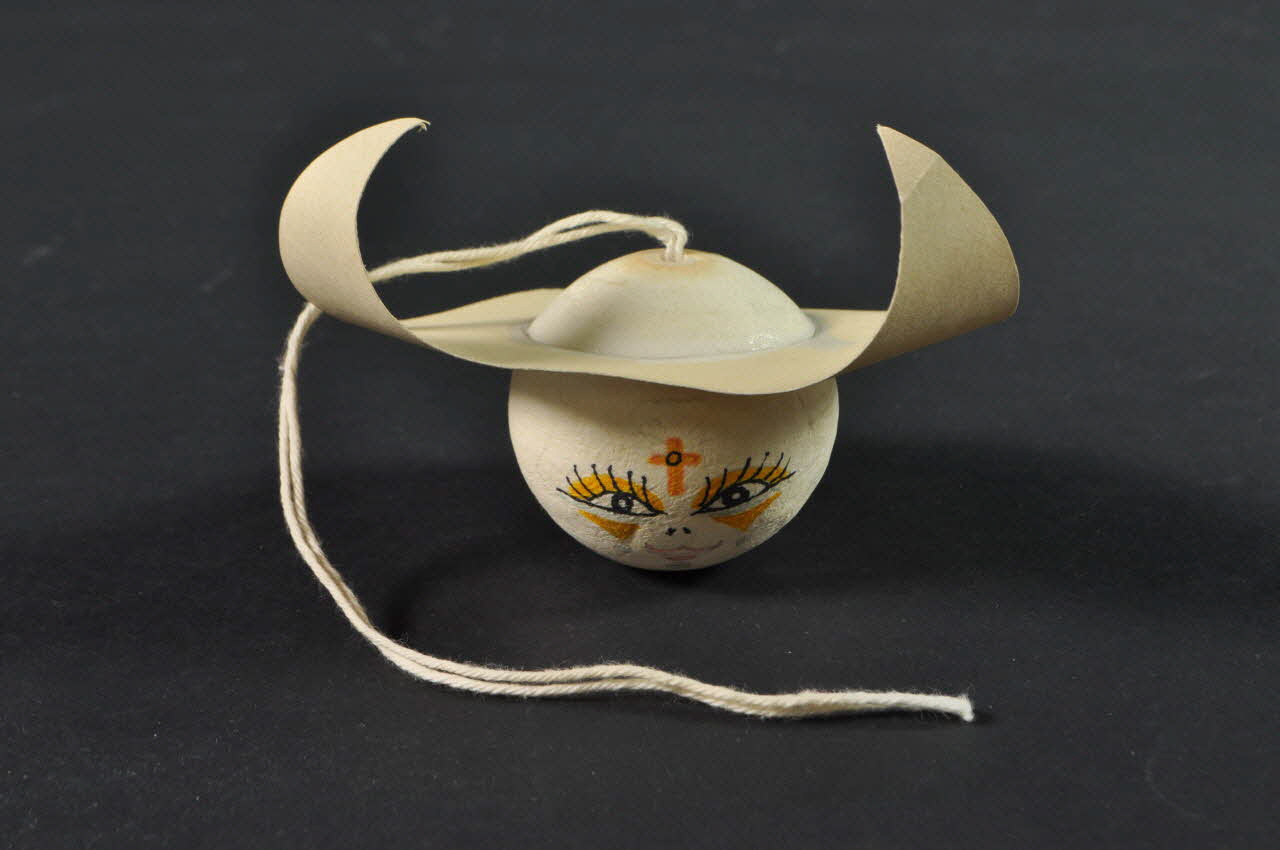 Alain Pierre bibelot-souvenir Bibelot à suspendre représentant une tête de soeur (Garde Cuisse Adrénaline) France 1993 2003.130.32 Photo Mucem