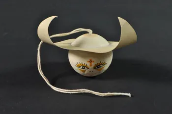 Alain Pierre bibelot-souvenir Bibelot à suspendre représentant une tête de soeur (Garde Cuisse Adrénaline) France 1993 2003.130.32 Photo Mucem