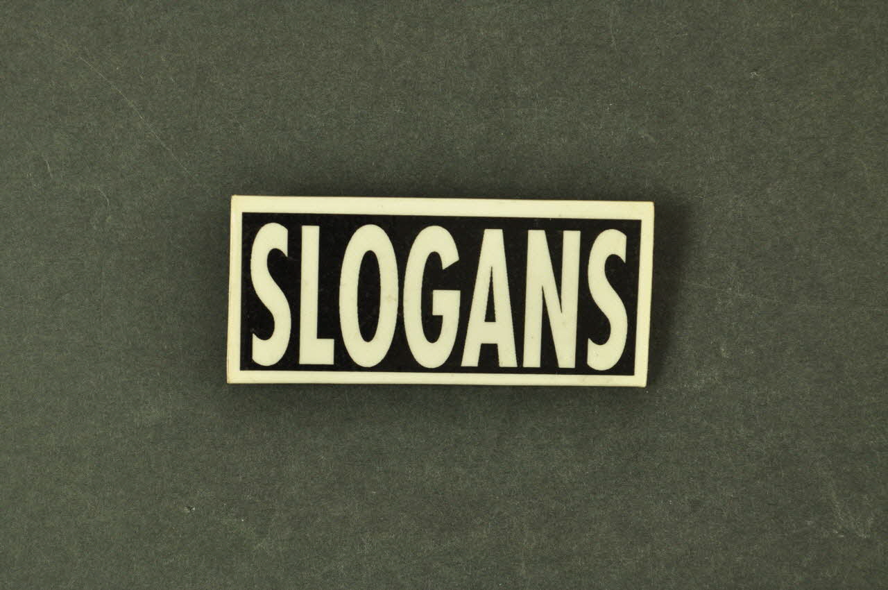 badge "Slogans" 2004.211.48 Photo Mucem