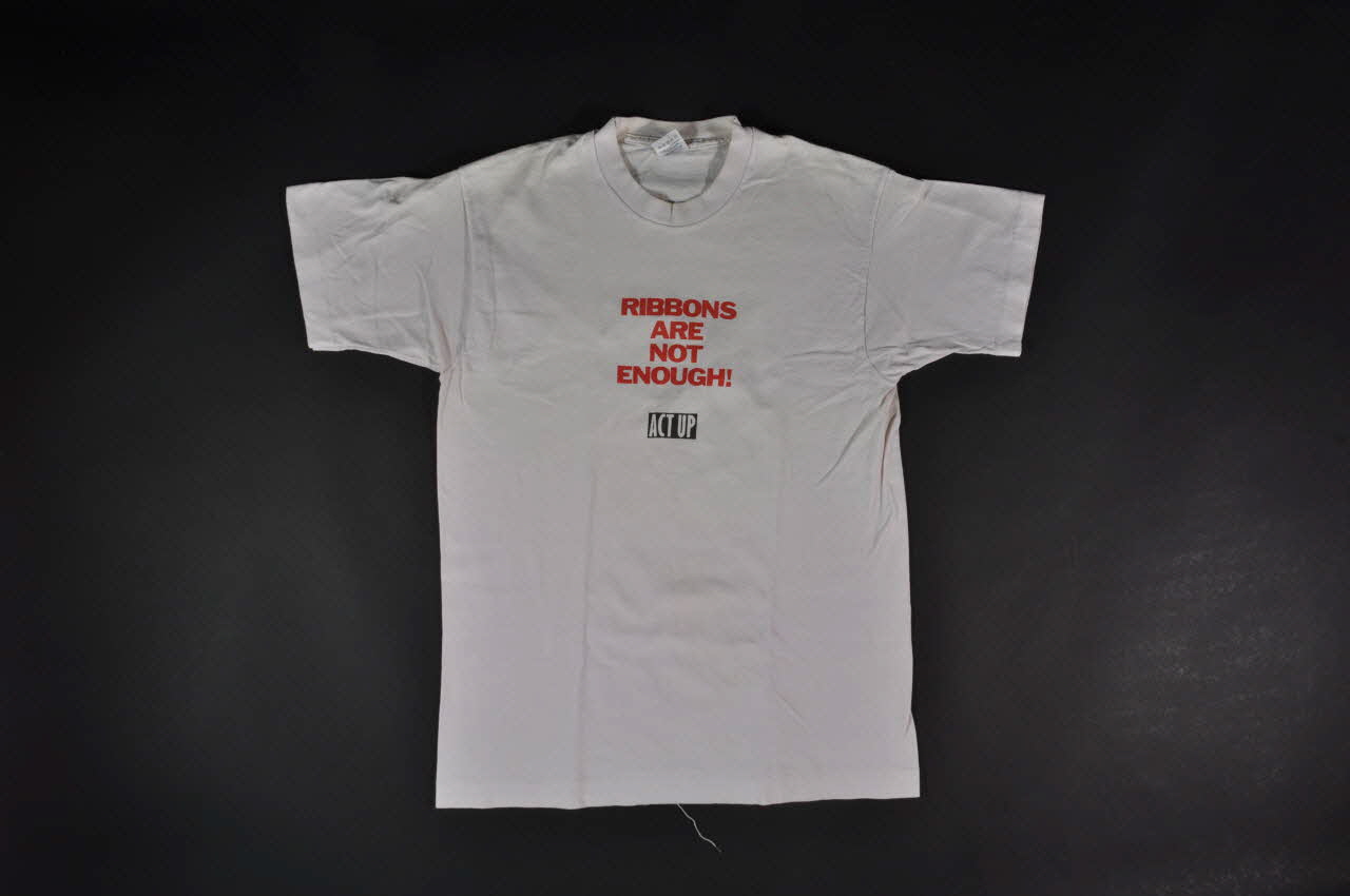tee-shirt "Ribbons are not enough !" (Les rubans ne suffisent pas !) 2004.211.5 Photo Mucem