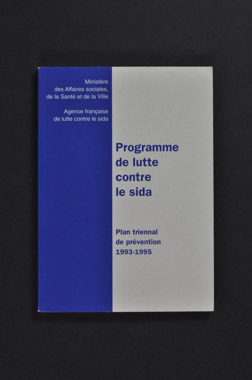 Ministère des Affaires Sociales, de la Santé et de la Ville livre "Programme de lutte contre le sida. Plan triennal de prévention 1993-1995" France 1993/9 2003.130.8 Photo Mucem