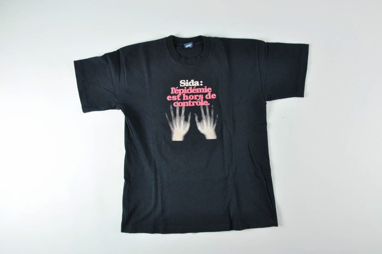 tee-shirt "Sida : l'épidémie est hors de contrôle" 2004.212.15 Photo Mucem