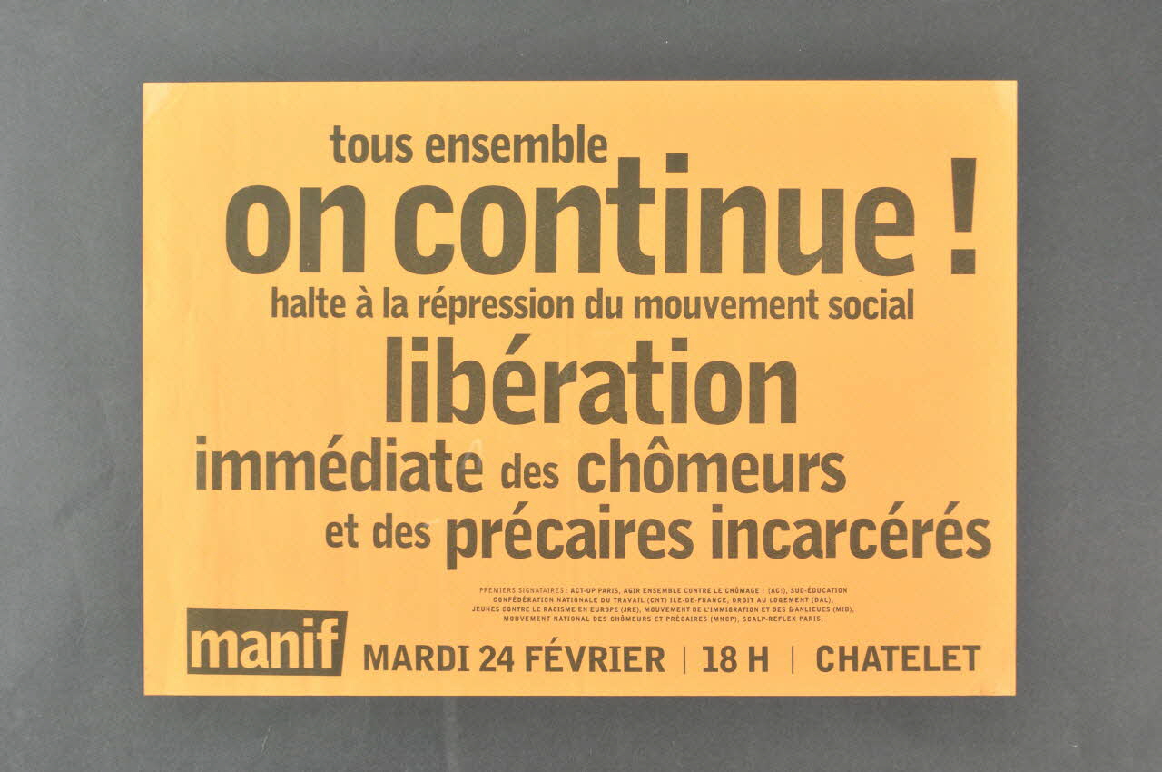 affiche "Tous ensemble on continue!  Halte à la répression du mouvement social. Libération immédiate des chômeurs et des précaires incarcérés." 2004.212.4 Photo Mucem