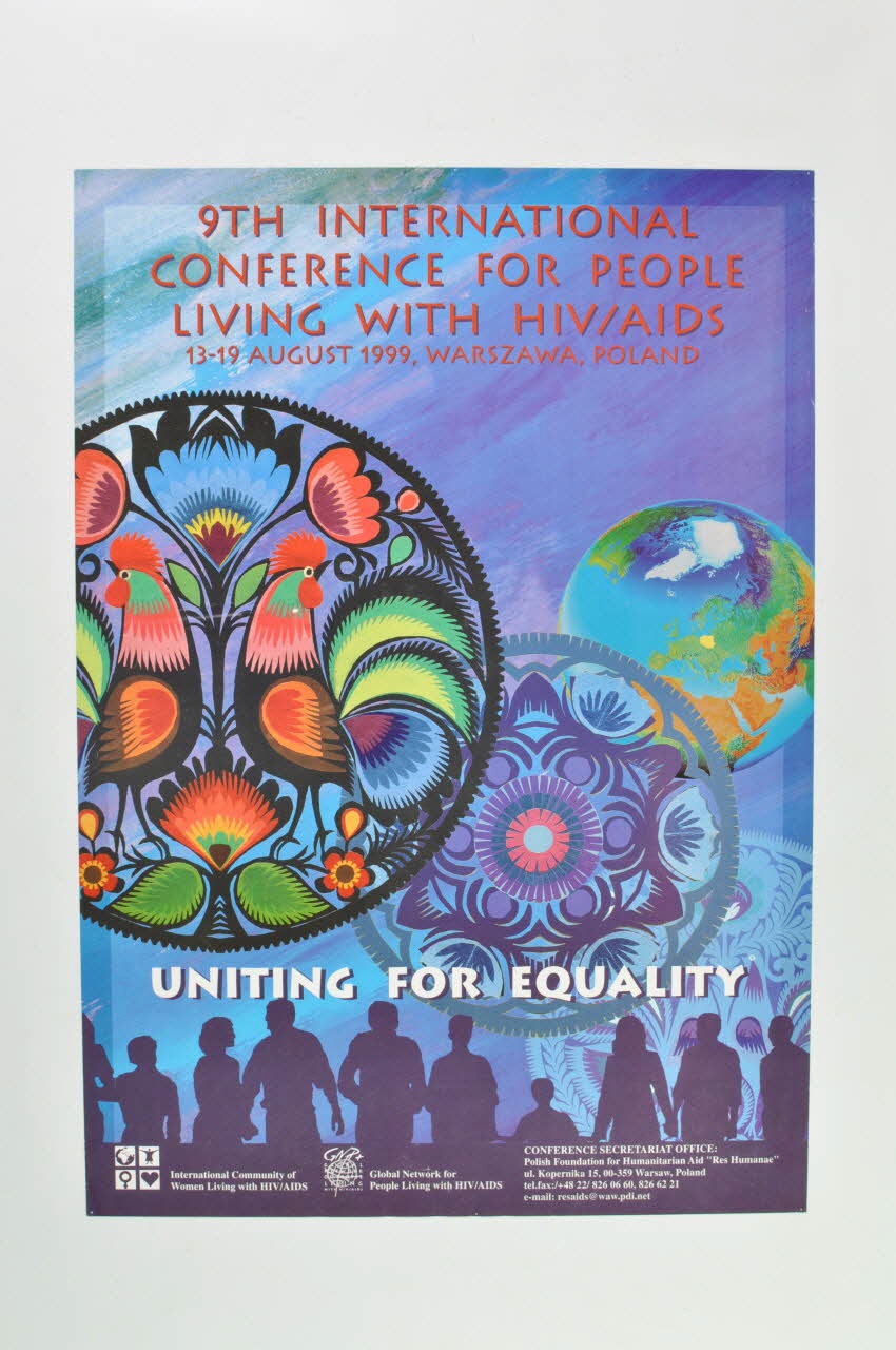 Polish Foundation For Humanitarian Aide Res affiche 9th International Conference for people living with VIH/AIDS : Uniting for Equality" (9ème conférence internationale des personnes vivant avec le VIH/Sida. S'unir pour l'égalité) Pologne 1999/8 2004.212.5 Photo Mucem
