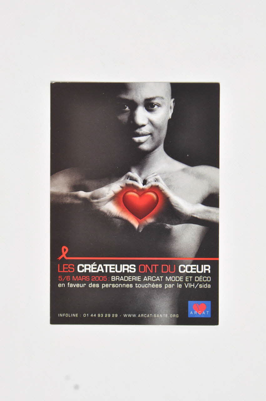 Association pour la Recherche, la Communication et les Actions pour l'Accès aux Traitements (ARCAT) carte postale "Les créateurs ont du coeur. 5/6 mars 2005. Braderie Arcat Mode et déco en faveur des personnes touchées par le VIH/sida" (homme) France 2005/3 2005.253.17 Photo Mucem