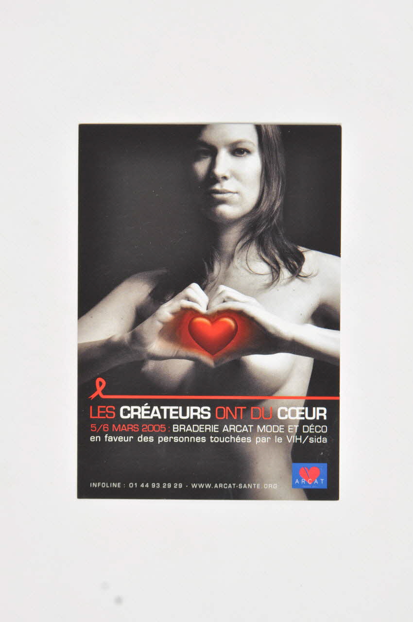 Association pour la Recherche, la Communication et les Actions pour l'Accès aux Traitements (ARCAT) carte postale "Les créateurs ont du coeur. 5/6 mars 2005. Braderie Arcat Mode et déco en faveur des personnes touchées par le VIH/sida" (femme) France 2005/3 2005.253.18 Photo Mucem