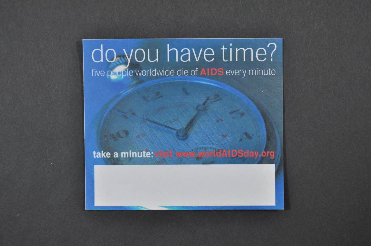 National Aids Trust (NAT) autocollant "Do you have time? / Five people worldwide die of AIDS every minute" (Avez vous du temps ? / Dans le monde, toutes les minutes, 5 personnes meurent du sida) Grande Bretagne 2003 2004.213.31 Photo Mucem