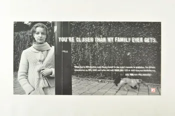 National Aids Trust (NAT) affiche You 're closer than my family ever gets (Vous êtes plus près que ma famille l'a jamais été) Grande Bretagne 2003 2004.213.7 Photo Mucem