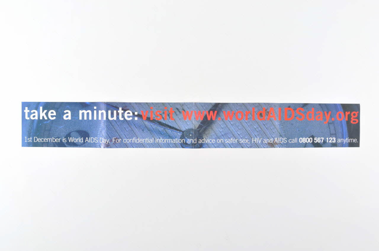 National Aids Trust (NAT) banderole "Take a minute : visit  www. worldAIDSday" (Prenez une minute. Visitez le site...) Grande Bretagne 2003 2004.213.8 Photo Mucem