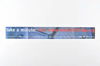 National Aids Trust (NAT) banderole "Take a minute : visit  www. worldAIDSday" (Prenez une minute. Visitez le site...) Grande Bretagne 2003 2004.213.8 Photo Mucem