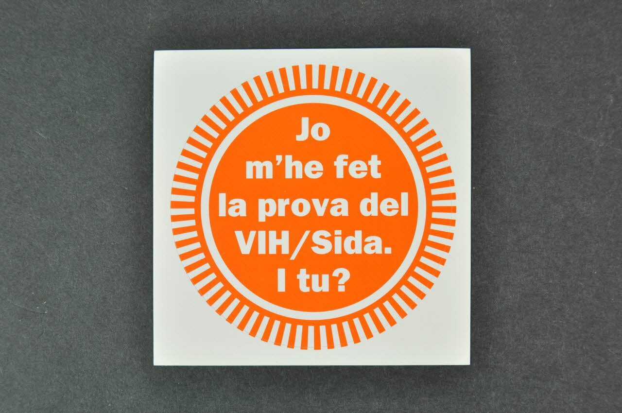 autocollant "Jo m'he fet la prova del VIH/Sida. I tu ?" (J'ai fait le test du VIH/Sida. Et toi ?) 2004.215.36 Photo Mucem