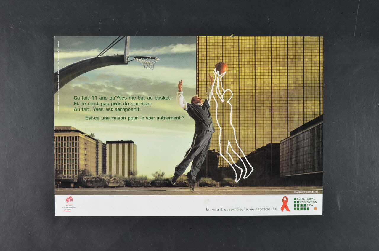 affiche Affiche : "Ca fait 11 ans qu"Yves me bat au basket. Et ce n'est pas près de s'arrêter. Au fait, Yves est séropositif. Est-ce une raison de le voir autrement ?" 2004.216.10 Photo Mucem