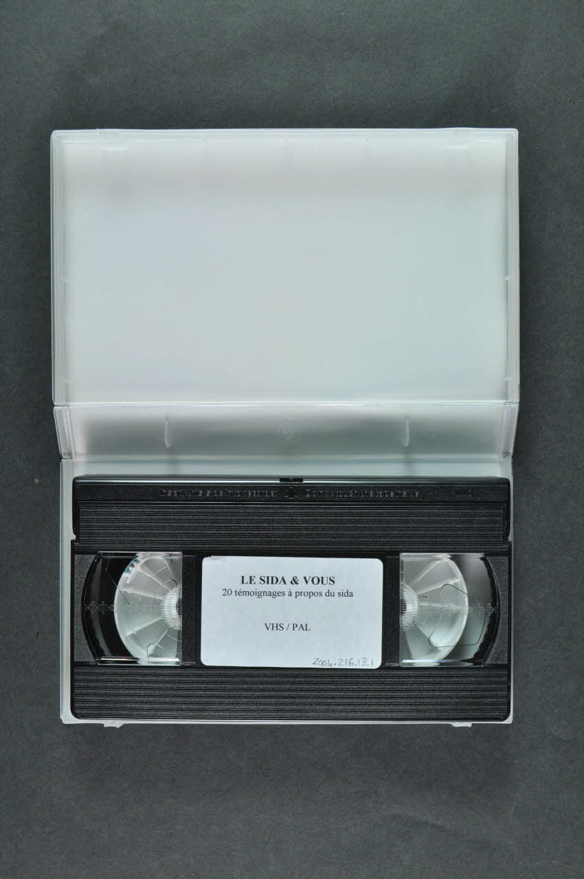 Plateforme Prévention Sida cassette vidéo Le sida et vous. 20 témoignages à propos du sida. Belgique 2003 2004.216.13.1-2 Photo Mucem