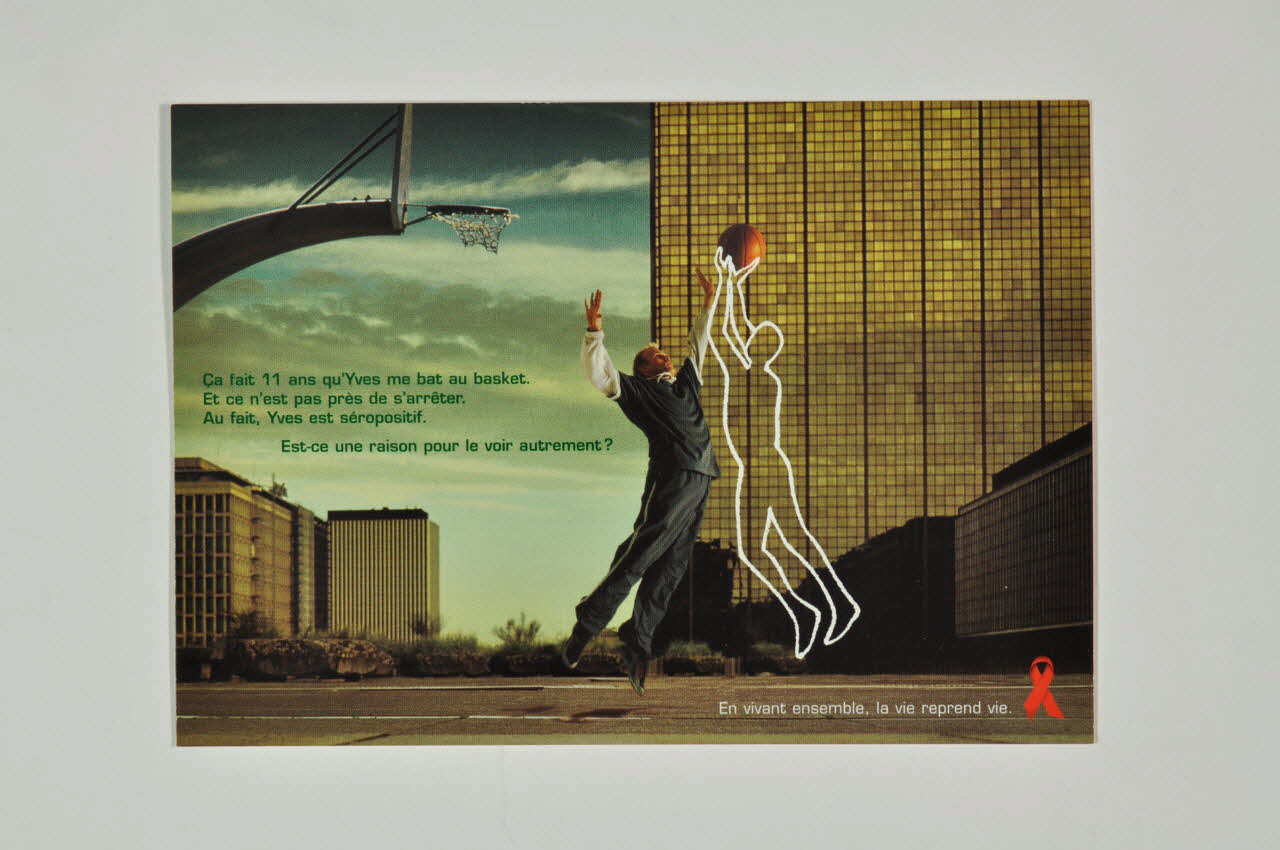 carte postale "Ca fait 11 ans qu'Yves me bat au basket...Au fait, Yves est séropositif..." 2004.216.17 Photo Mucem