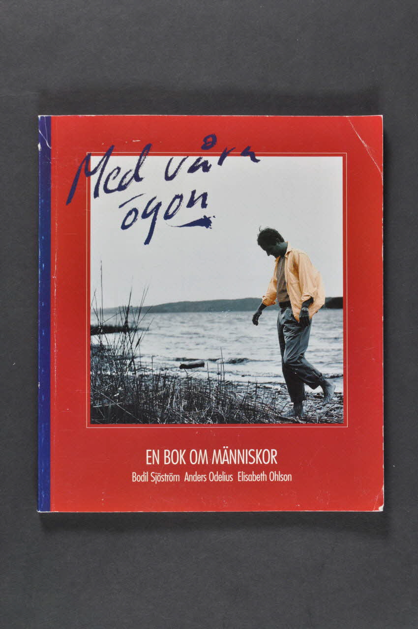 Stiftelsen Noaks Ark / Röda Korset livre " Med Värn ögon / En bok om människor" (traduire) Suède 1994 2005.262.2 Photo Mucem